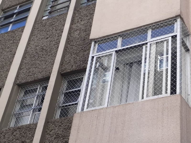 Instalação de tela protetora em Pedreira